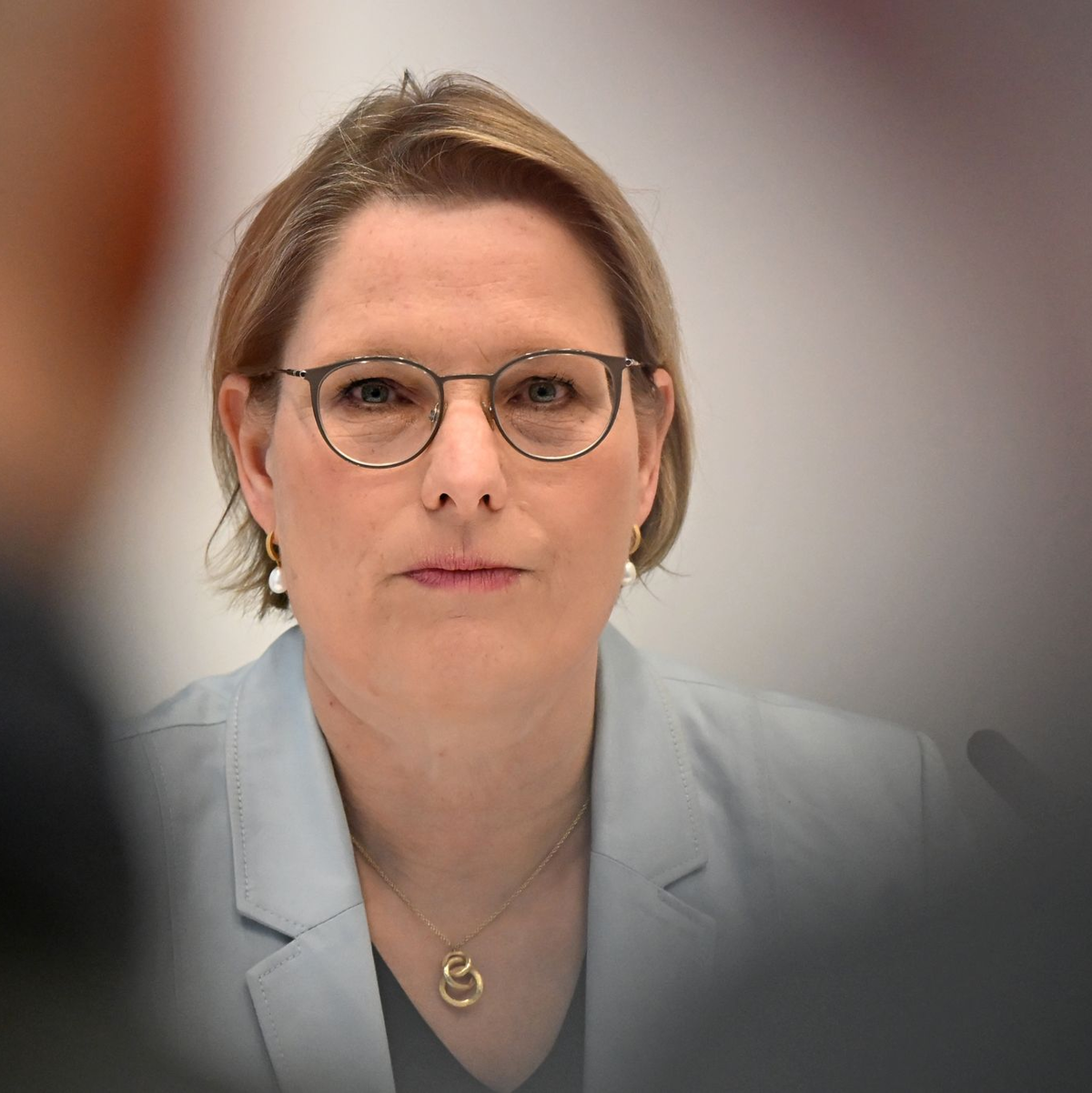 Der Entwurf von Bundesjustizministerin Stefanie Hubig (SPD) sieht vor, dass der Antrag auf elektronische Aufenthaltsüberwachung beim Familiengericht gestellt wird. (Archivbild) - Foto: Jennifer Brückner/dpa