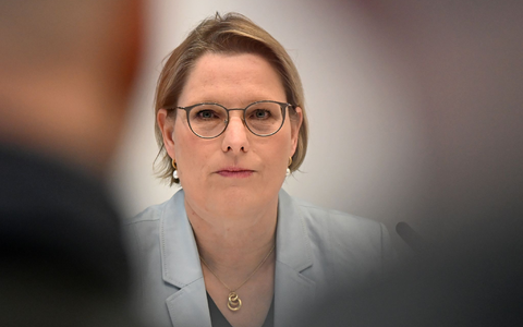 Der Entwurf von Bundesjustizministerin Stefanie Hubig (SPD) sieht vor, dass der Antrag auf elektronische Aufenthaltsüberwachung beim Familiengericht gestellt wird. (Archivbild) - Foto: Jennifer Brückner/dpa