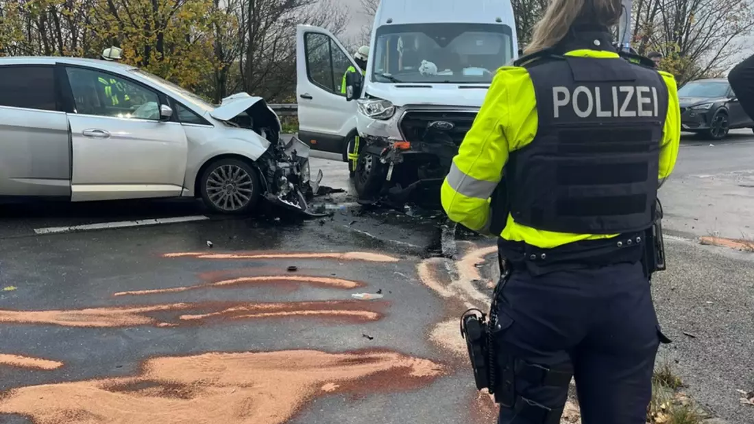 POL-REK: 251119-2: Zwei Schüler und zwei Erwachsene bei Verkehrsunfall verletzt - Bild: presseportal.de
