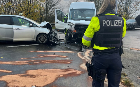 POL-REK: 251119-2: Zwei Schüler und zwei Erwachsene bei Verkehrsunfall verletzt - Foto: presseportal.de