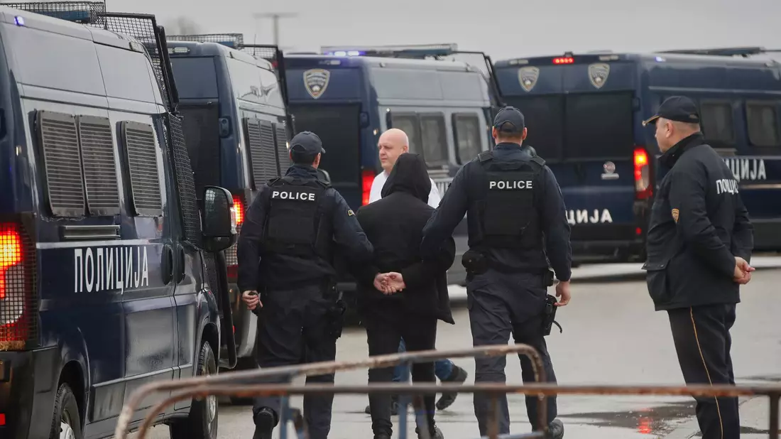 In Skopje beginnt ein Prozess gegen Dutzende mutmaßlich Verantwortliche für den verheerenden Brand in einem Nachtclub, infolge dessen 63 Menschen ums Leben kamen. - Bild: Boris Grdanoski/AP/dpa