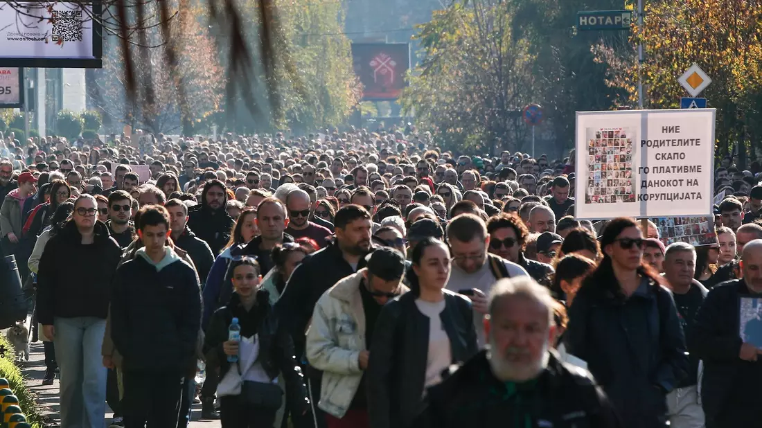 Viele Nordmazedonier machen Korruption als Hintergrund für den verheerenden Brand im Nachtclub von Kocani mit 63 Toten verantwortlich. Auch dies soll nun ein Prozess vor Gericht in Skopje klären.  - Bild: Boris Grdanoski/AP/dpa