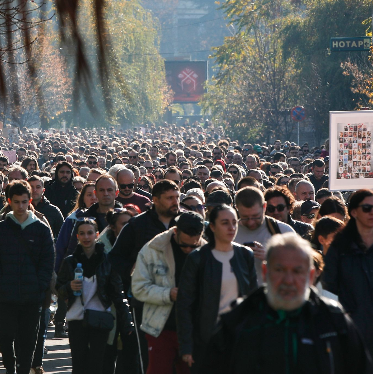 Viele Nordmazedonier machen Korruption als Hintergrund für den verheerenden Brand im Nachtclub von Kocani mit 63 Toten verantwortlich. Auch dies soll nun ein Prozess vor Gericht in Skopje klären.  - Foto: Boris Grdanoski/AP/dpa