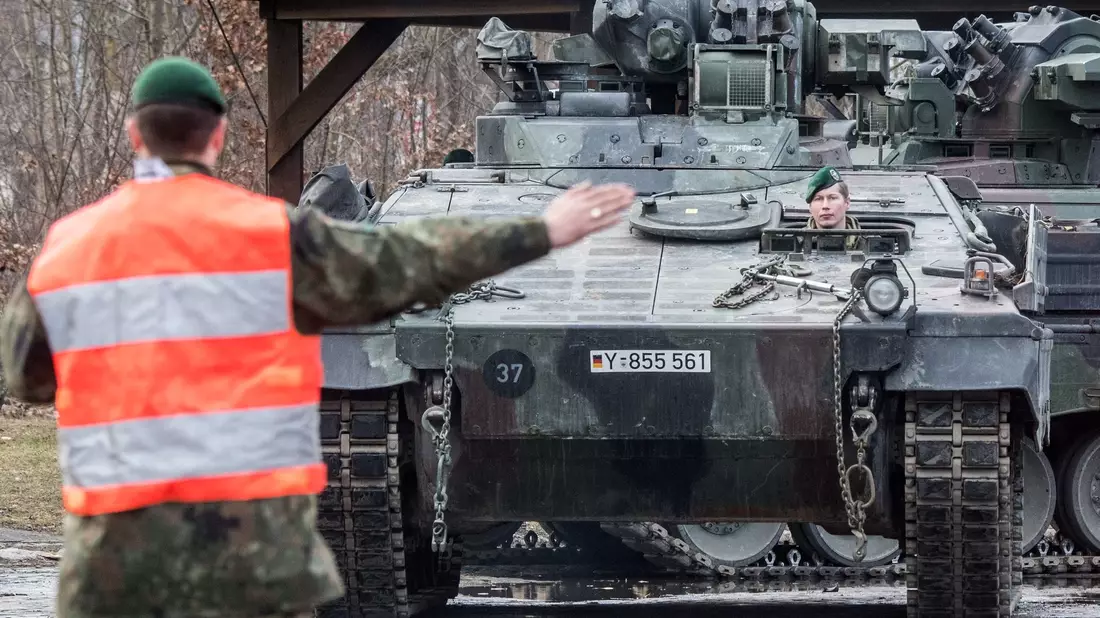 Der grenzüberschreitende Transport von schwerer Ausrüstung bereitet Militärplanern oft Sorgen - die EU-Kommission will Schwierigkeiten nun angehen. (Archivbild) - Bild: picture alliance / Armin Weigel/dpa