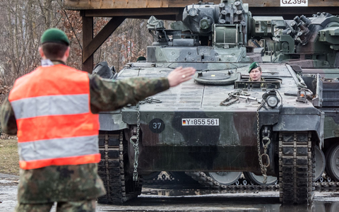 Der grenzüberschreitende Transport von schwerer Ausrüstung bereitet Militärplanern oft Sorgen - die EU-Kommission will Schwierigkeiten nun angehen. (Archivbild) - Foto: picture alliance / Armin Weigel/dpa
