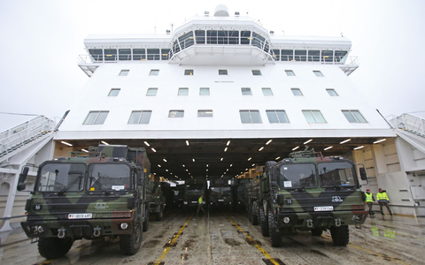 Zu Lande, zu Wasser und in der Luft: Hindernisse für grenzüberschreitende Militärtransporte sollen möglichst schnell abgebaut werden. (Archivbild) - Foto: picture alliance / dpa
