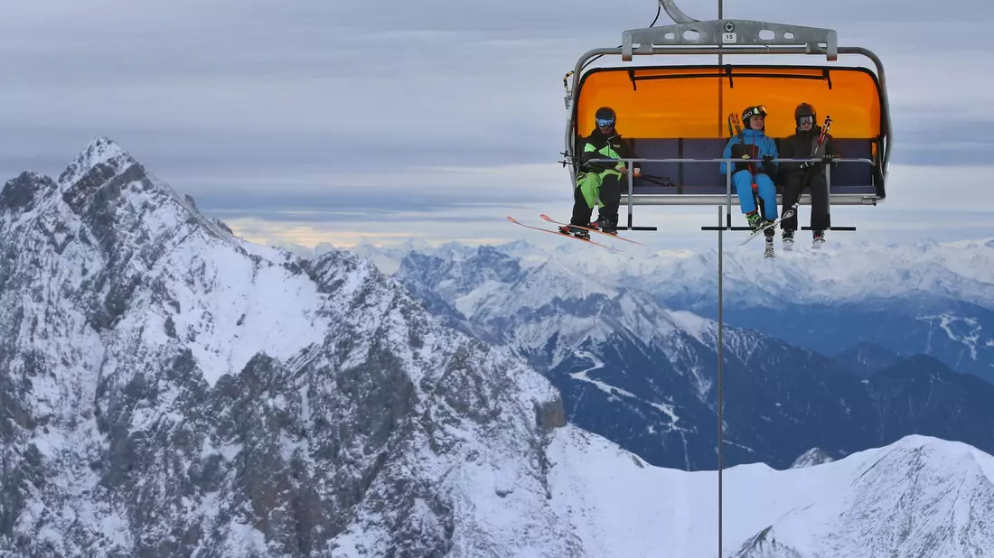 Bald startet der Skibetrieb auch an der Zugspitze. (Archivfoto)  - Bild: Karl-Josef Hildenbrand/dpa