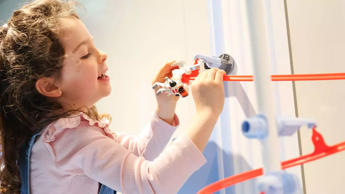 Im Trend liegen weiterhin auch Klassiker wie Kugelbahnen, Puzzles, Bausets, Eisenbahnen und Kuscheltiere.  - Bild: Daniel Löb/dpa