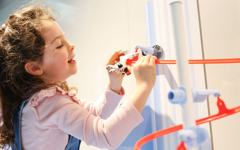 Im Trend liegen weiterhin auch Klassiker wie Kugelbahnen, Puzzles, Bausets, Eisenbahnen und Kuscheltiere.  - Foto: Daniel Löb/dpa