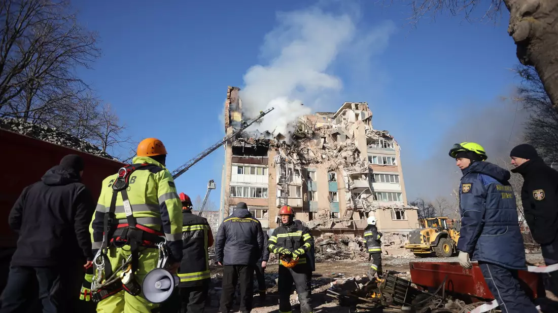 In den Trümmern des Wohnblocks in Ternopil werden immer noch Verschüttete vermutet. - Bild: Rostyslav Kovalchuk/AP/dpa