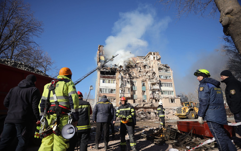 In den Trümmern des Wohnblocks in Ternopil werden immer noch Verschüttete vermutet. - Foto: Rostyslav Kovalchuk/AP/dpa