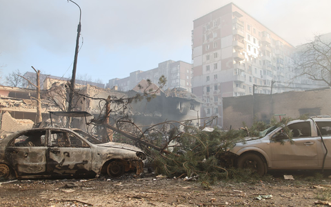 In der westukrainischen Stadt Ternopil wurde ein Wohnblock durch einen Marschflugkörper zerstört. - Foto: Vlad Kravchuk/AP/dpa