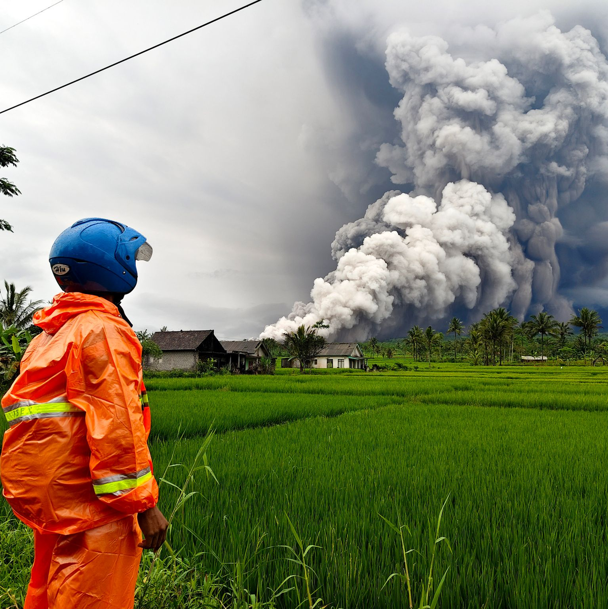 Die Aschesäule ist weithin zu sehen. - Foto: Dwi Sasongko/XinHua/dpa