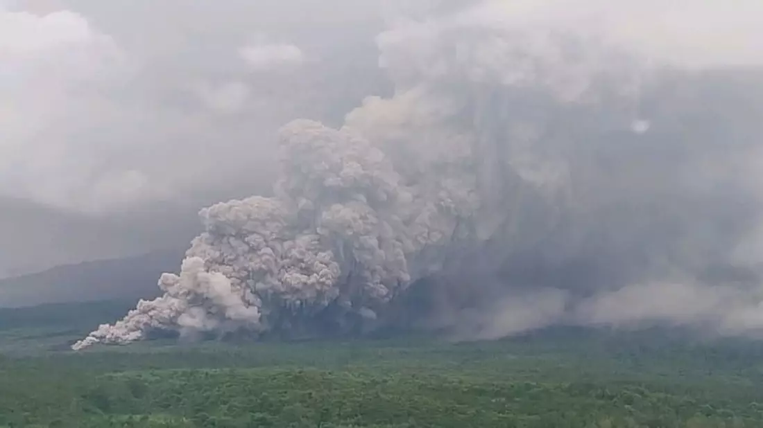 Der Semeru setzt vulkanisches Material frei. - Bild: Badan Geologi/Badan Geologi/AP/dpa