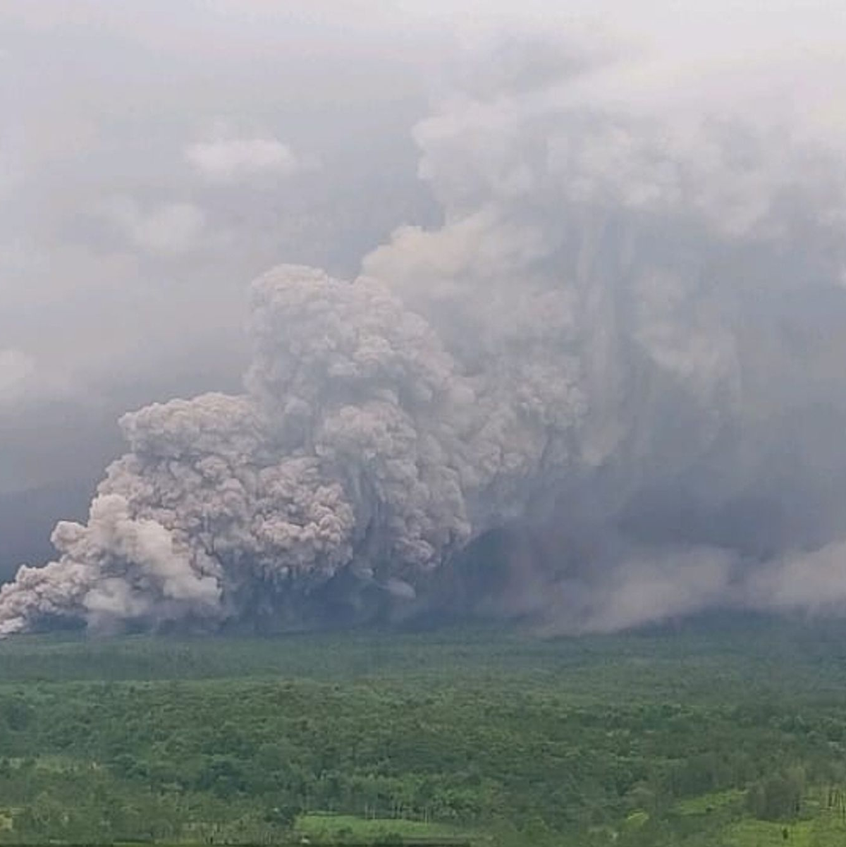 Der Semeru setzt vulkanisches Material frei. - Foto: Badan Geologi/Badan Geologi/AP/dpa