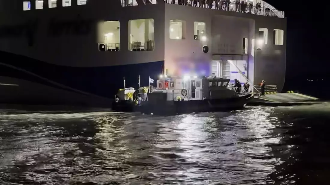 Die Küstenwache ist im Einsatz. - Bild: XinHua/dpa