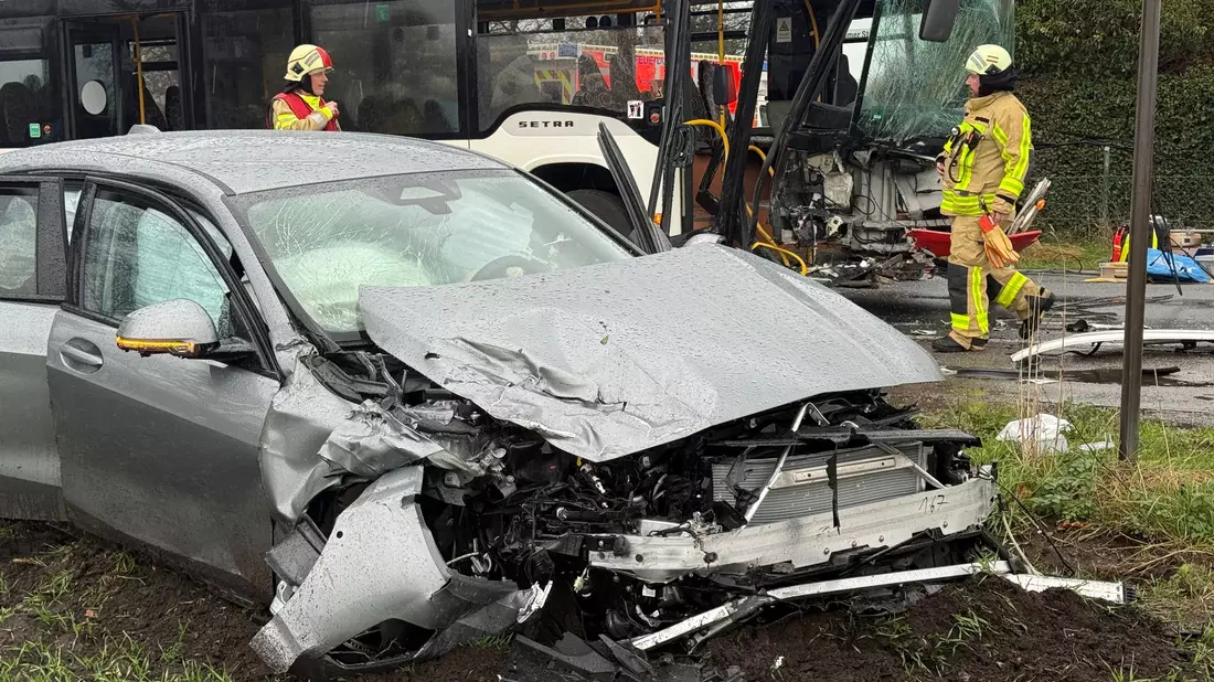 Der Bus und das Auto wurden bei dem Zusammenprall stark beschädigt. - Bild: Guido Bludau/dpa