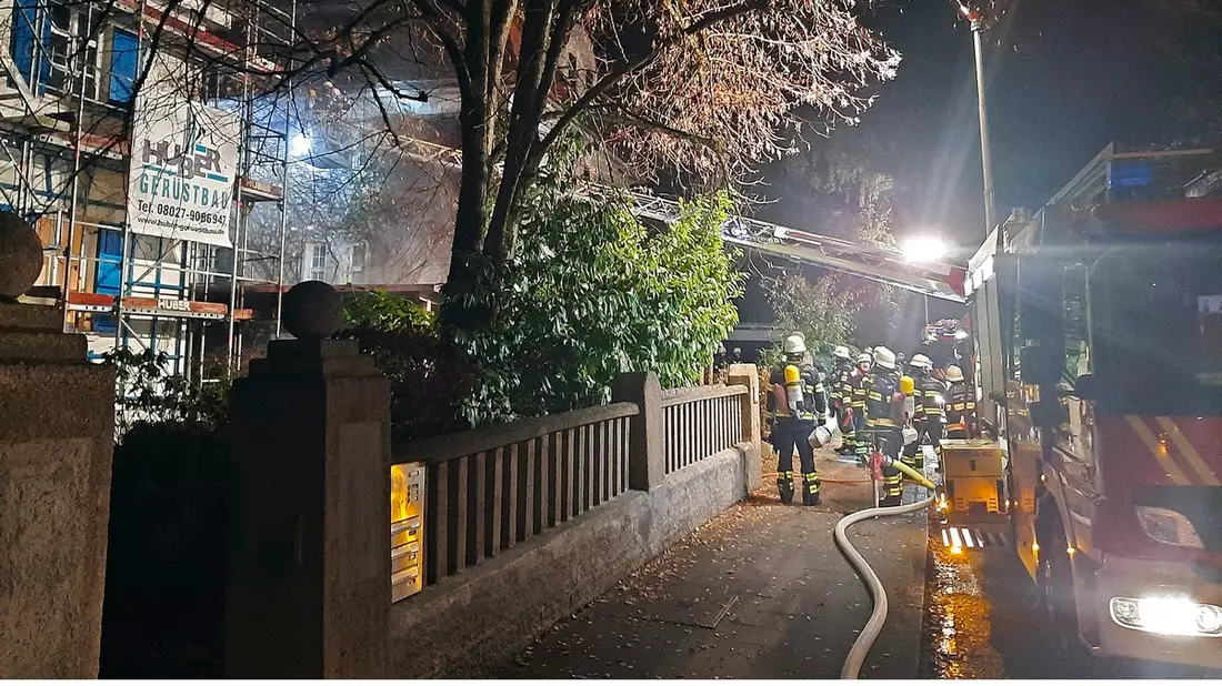 FW-M: Zwei Carports in Brand (Solln) - Bild: presseportal.de