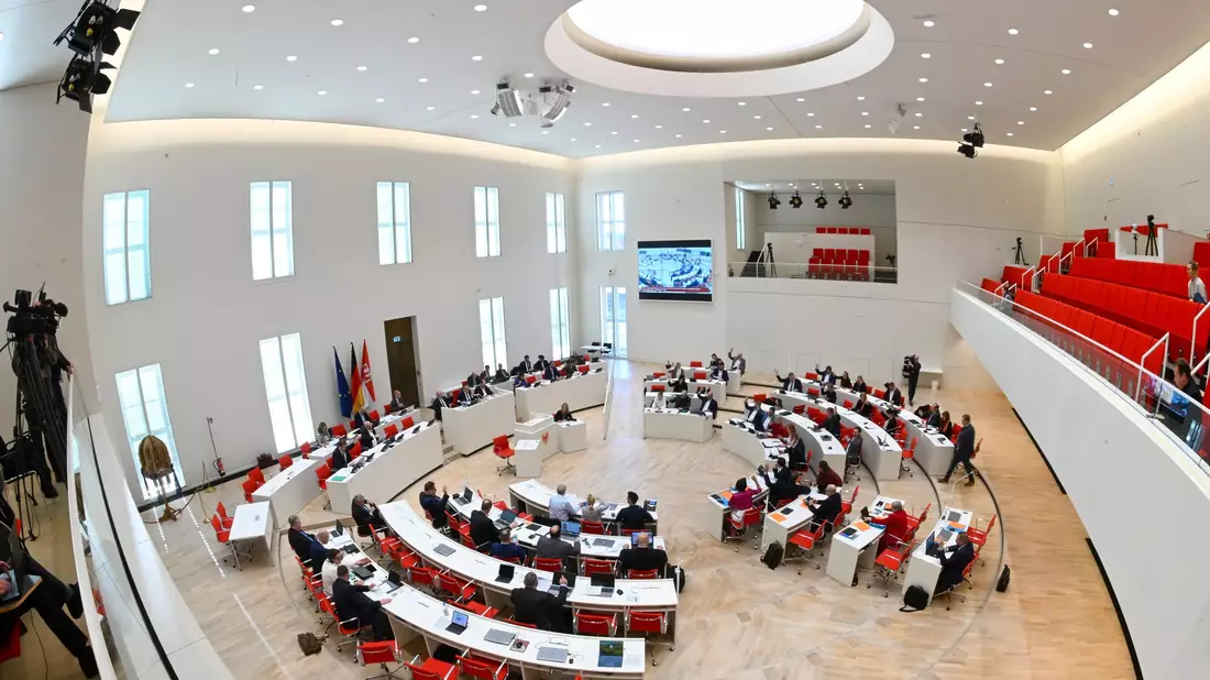 Die Brandenburger BSW-Landtagsfraktion hat anders als Koalitionspartner SPD mehrheitlich gegen zwei Medienstaatsverträge gestimmt. - Bild: Jens Kalaene/dpa