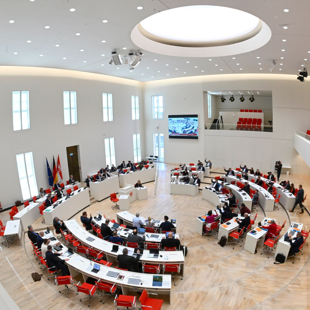 Die BSW-Fraktion von Niels-Olaf Lüders stimmt wie die AfD im Brandenburger Landtag für eine Neuwahl. - Foto: Jens Kalaene/dpa