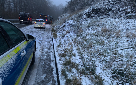 POL-PIKUS: Schulbus verunglückt im Schnee - Foto: presseportal.de