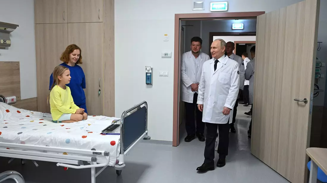 Im Ärztekittel hat sich Putin schon öfter präsentiert, als Patient lässt er sich jedoch nicht ablichten. (Archivbild) - Bild: Alexey Filippov/Pool Sputnik Kremlin/AP/dpa