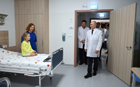 Im Ärztekittel hat sich Putin schon öfter präsentiert, als Patient lässt er sich jedoch nicht ablichten. (Archivbild) - Foto: Alexey Filippov/Pool Sputnik Kremlin/AP/dpa