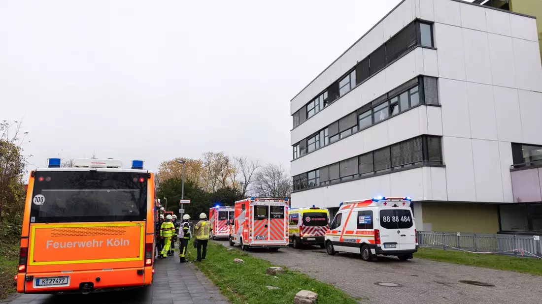 Mehrere Schüler wurden vorsorglich ins Krankenhaus gebracht.  - Bild: Jan Ohmen/dpa