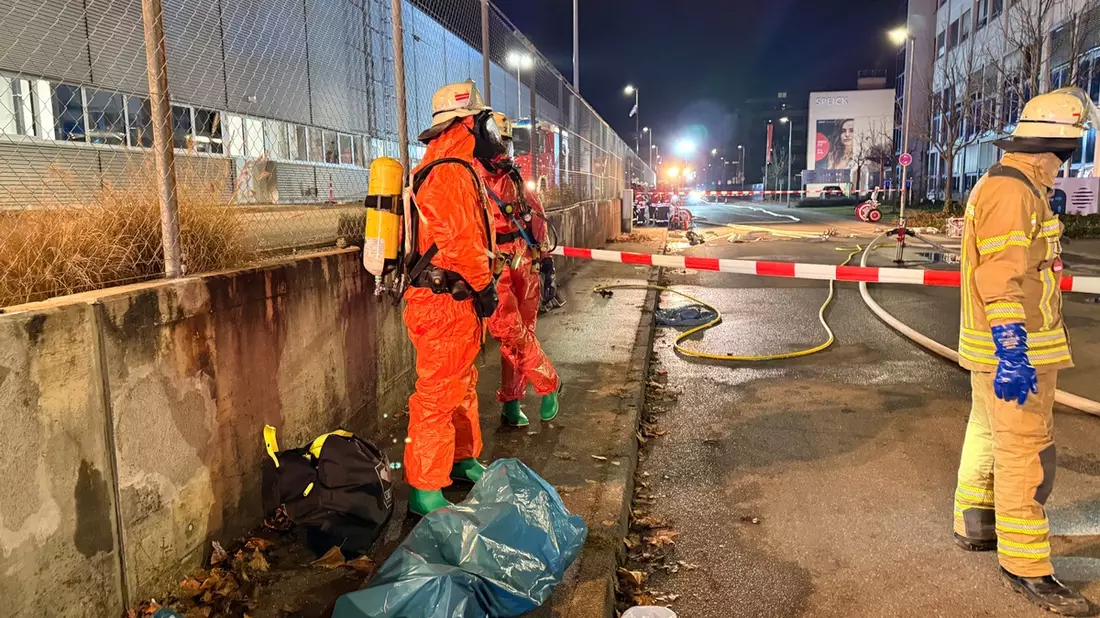 FW LK Esslingen: Gefahrgutunfall in Leinfelden-Echterdingen löst Feuerwehreinsatz aus. - Bild: presseportal.de