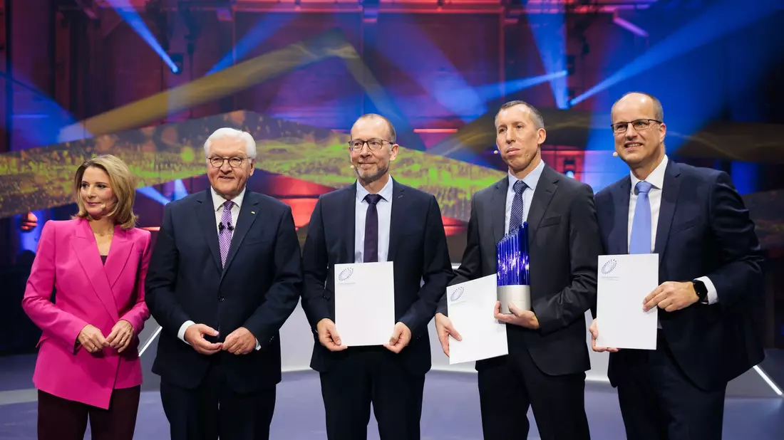 Der Deutsche Zukunftspreis ging in diesem Jahr an das Team «Kraftpaket fürs Klima - Fernverkehr-Lkw mit Wasserstoff elektrisch betreiben. - Bild: Carsten Koall/dpa