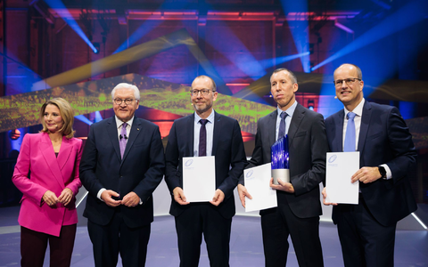 Der Deutsche Zukunftspreis ging in diesem Jahr an das Team «Kraftpaket fürs Klima - Fernverkehr-Lkw mit Wasserstoff elektrisch betreiben. - Foto: Carsten Koall/dpa