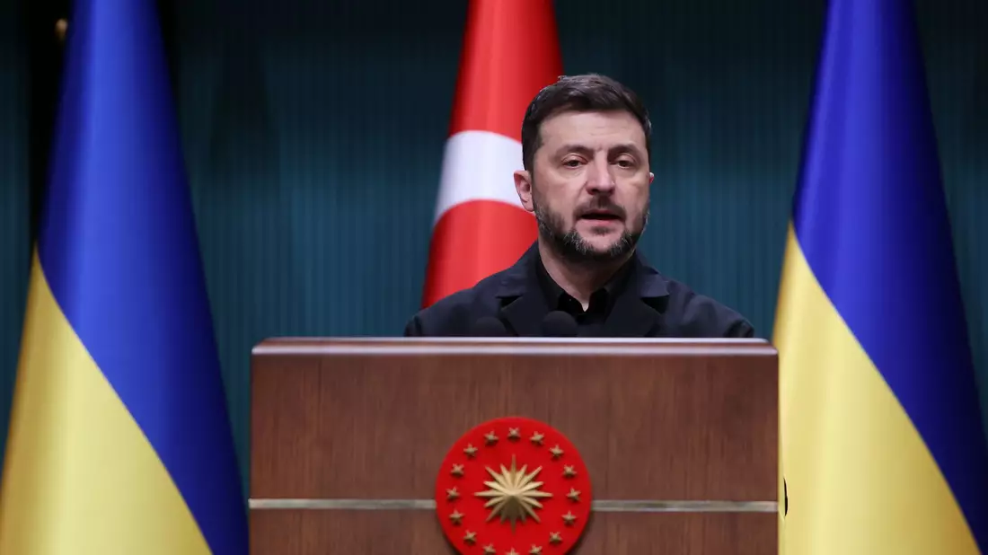 Selenskyj dankt der Türkei für ihre Vermittlerrolle, doch Hoffnungen setzt er auf US-Präsident Trump. - Bild: Yavuz Ozden/DIA Photo/AP/dpa