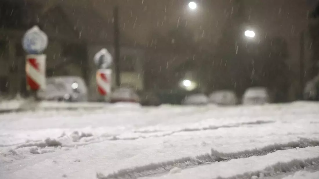 In der Nacht zu Donnerstag hat es in einigen Regionen weiter geschneit.  - Bild: Gianni Gattus/dpa
