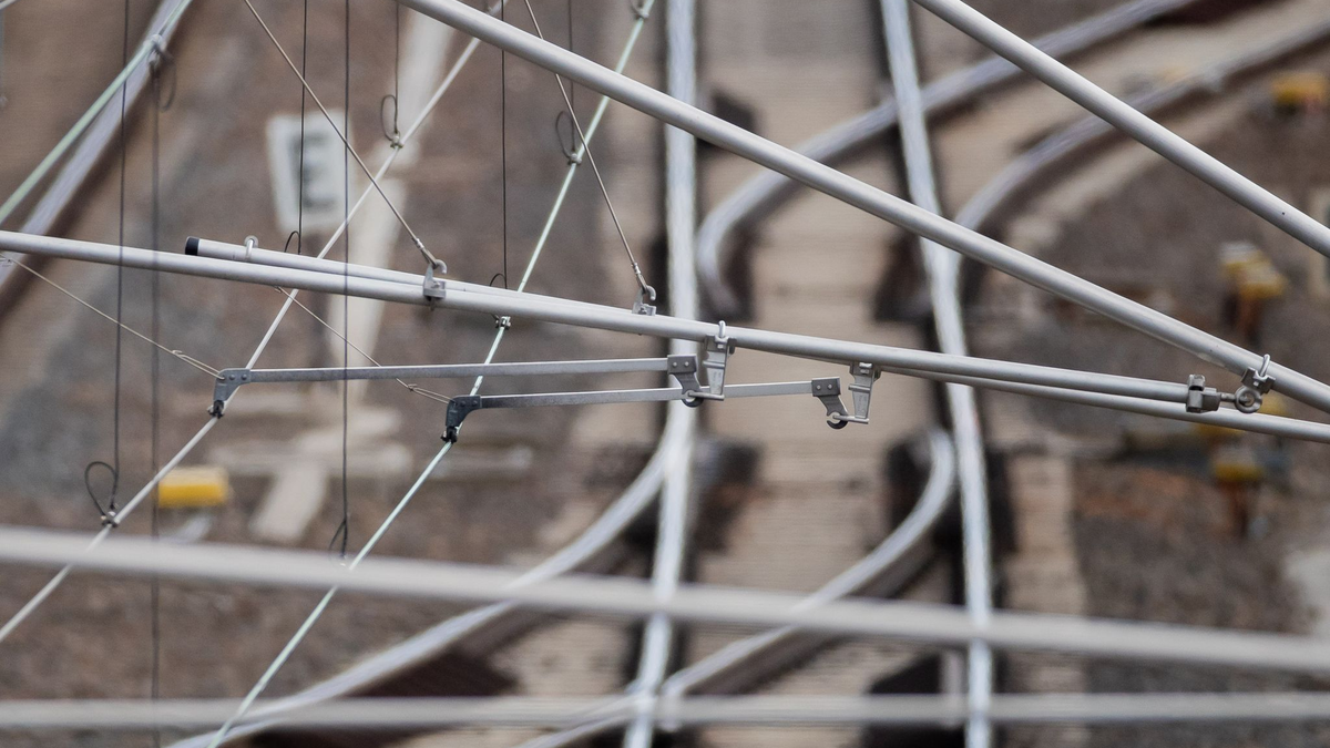 Oberleitung und Schienen (Symbolbild). - Foto: Christoph Soeder/dpa