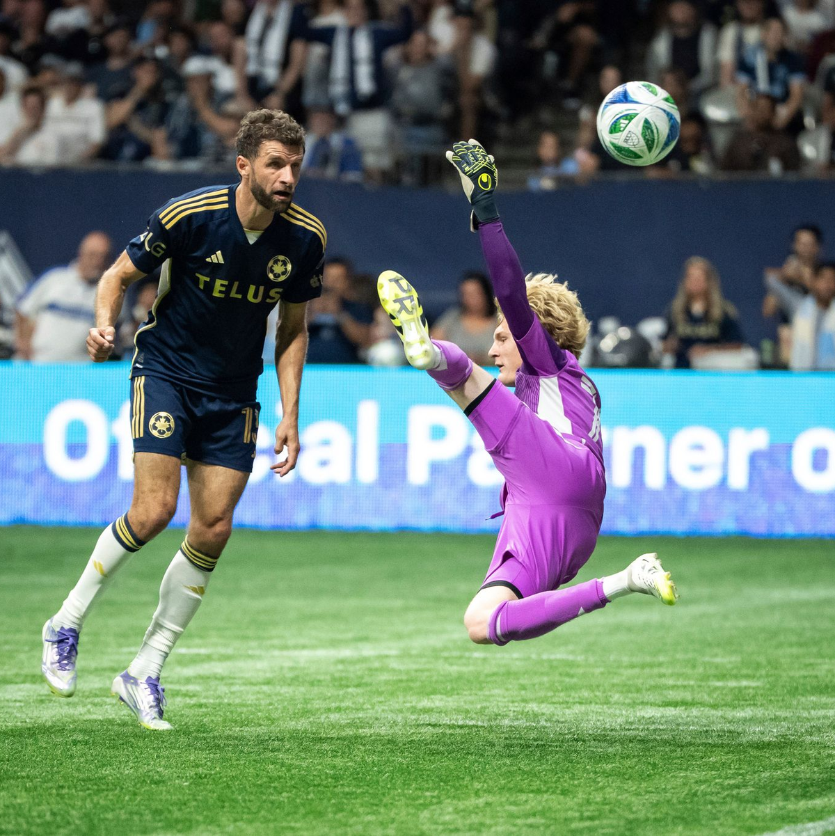 Weiß noch immer, wo das Tor steht: Thomas Müller. (Archivfoto) - Foto: ETHAN CAIRNS/The Canadian Press/AP/dpa