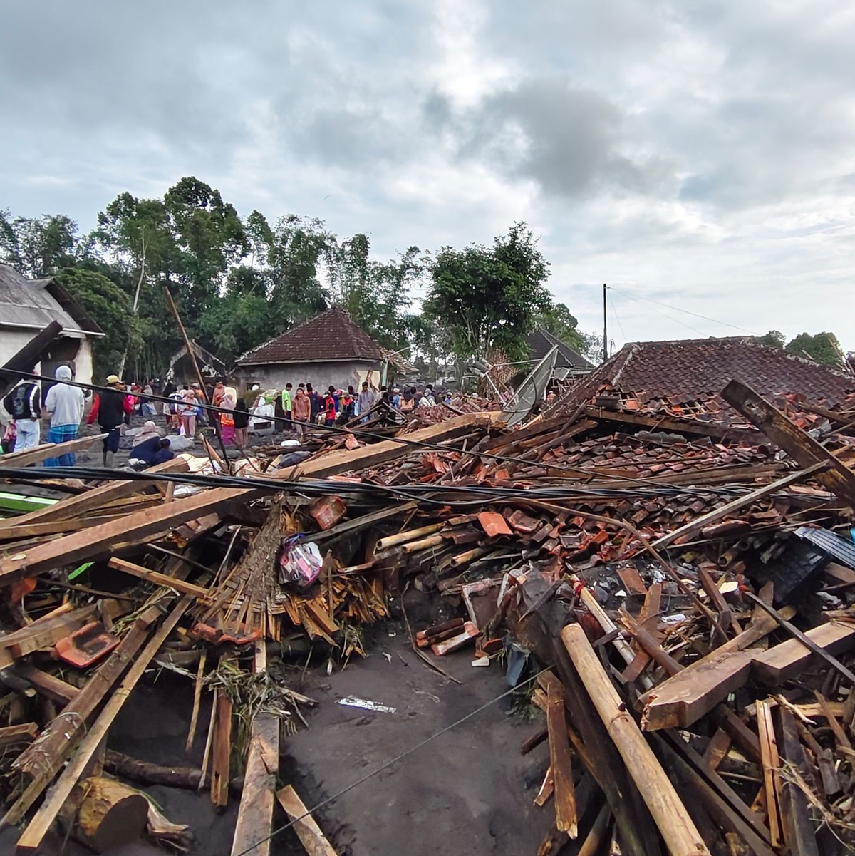 Mehr als 1.100 Menschen sind auf der Flucht. - Foto: Wawan Sugiarto/AP/dpa