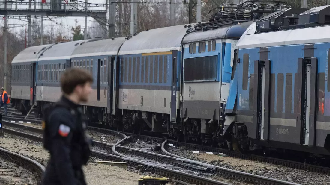 Rettungskräfte arbeiten am Unfallort nach der Kollision eines Schnellzuges mit einem Personenzug auf der Strecke zwischen den Orten Zliv und Divcice bei Ceske Budejovice (Budweis). - Bild: Vaclav Pancer/CTK via AP/dpa