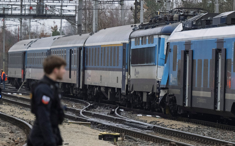 Rettungskräfte arbeiten am Unfallort nach der Kollision eines Schnellzuges mit einem Personenzug auf der Strecke zwischen den Orten Zliv und Divcice bei Ceske Budejovice (Budweis). - Foto: Vaclav Pancer/CTK via AP/dpa