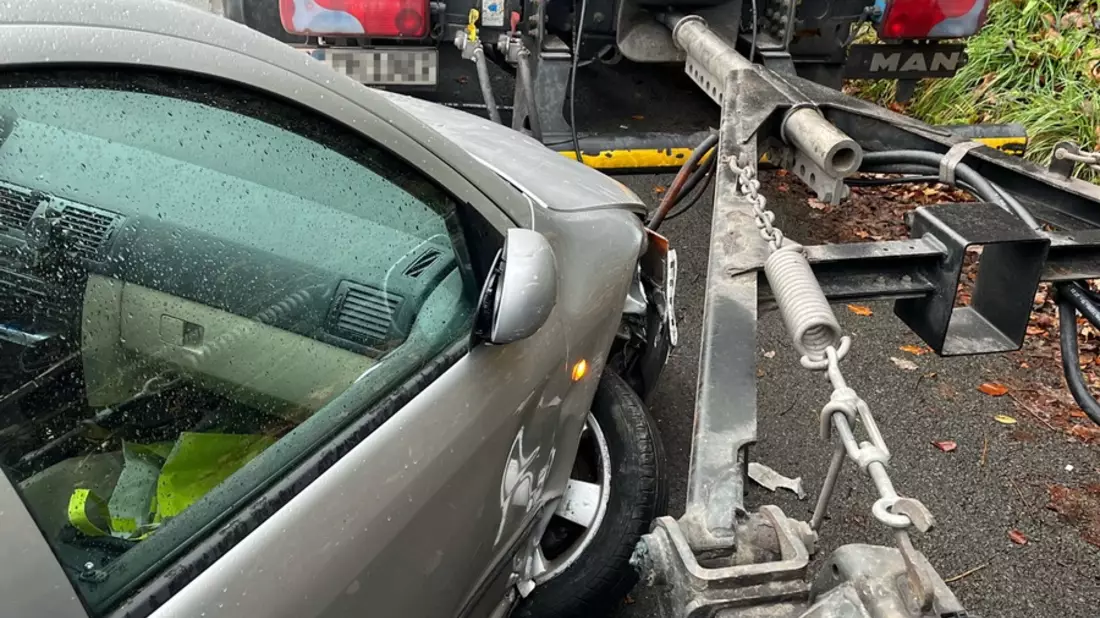 POL-HA: Autofahrer verliert Kontrolle und fährt gegen geparkten LKW - Bild: presseportal.de