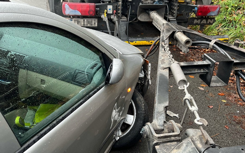 POL-HA: Autofahrer verliert Kontrolle und fährt gegen geparkten LKW - Foto: presseportal.de