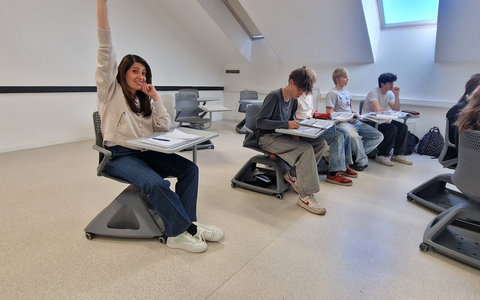 Linda Zervakis Linda Zervakis. Dumm, dümmer, Deutschland? - Foto: Joyn/Nadja Kölling, presseportal.de