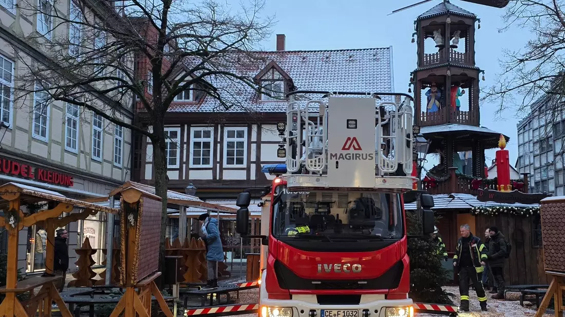 FW Celle: Mit der Drehleiter über den Celler Weihnachtsmarkt - Bild: presseportal.de