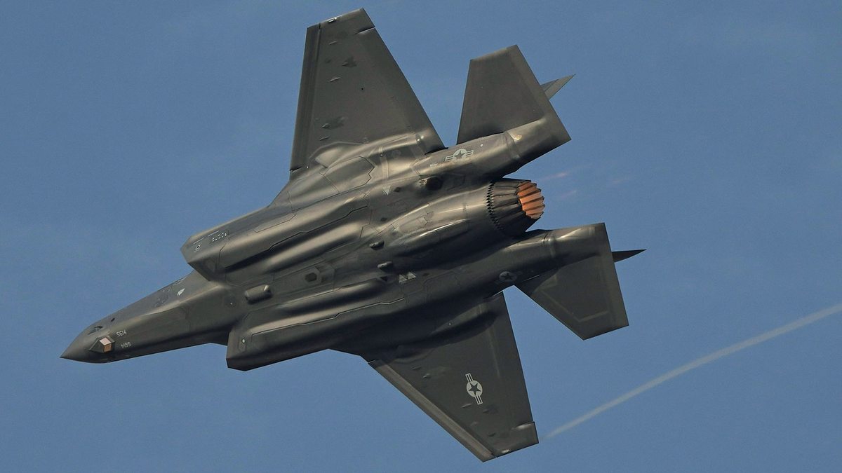 Ein US-amerikanischer F35-Kampfjet fliegt während der Dubai Air Show. (Archivbild) - Foto: Fatima Shbair/AP/dpa