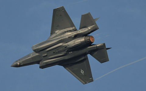 Ein US-amerikanischer F35-Kampfjet fliegt während der Dubai Air Show. (Archivbild) - Foto: Fatima Shbair/AP/dpa