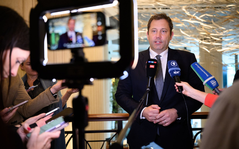 Klingbeil war für politische Gespräche in Singapur und fliegt von dort zum G20-Gipfel. - Foto: Bernd von Jutrczenka/dpa