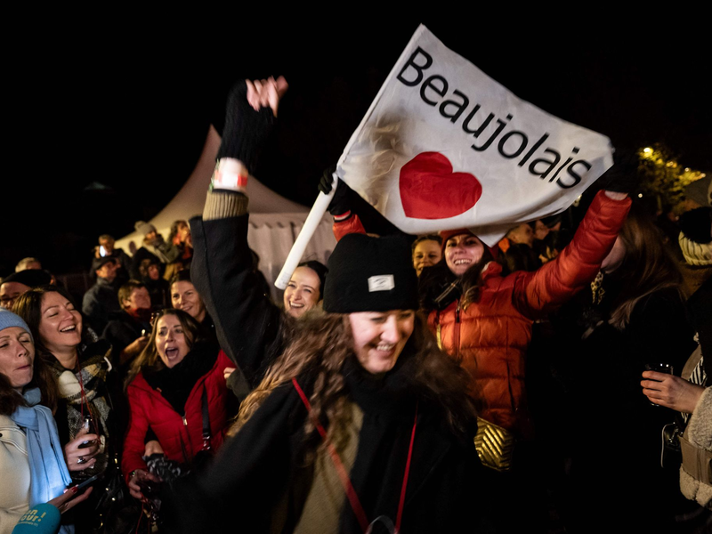 Der Weinkonsum in Frankreich sinkt, die Begeisterung für den Beaujolais aber ist ungebrochen. - Foto: Arnaud Finistre/AFP/dpa
