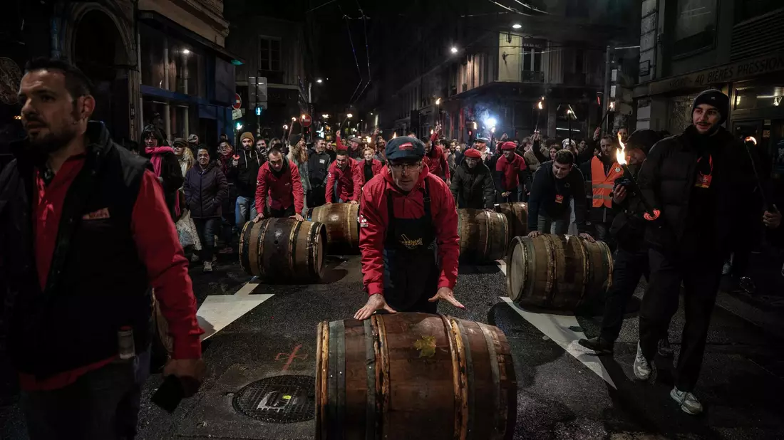 Für die Winzer ist der Beaujolais auch ein Verkaufsschlager. - Bild: Jeff Pachoud/AFP/dpa