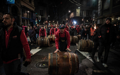Für die Winzer ist der Beaujolais auch ein Verkaufsschlager. - Foto: Jeff Pachoud/AFP/dpa