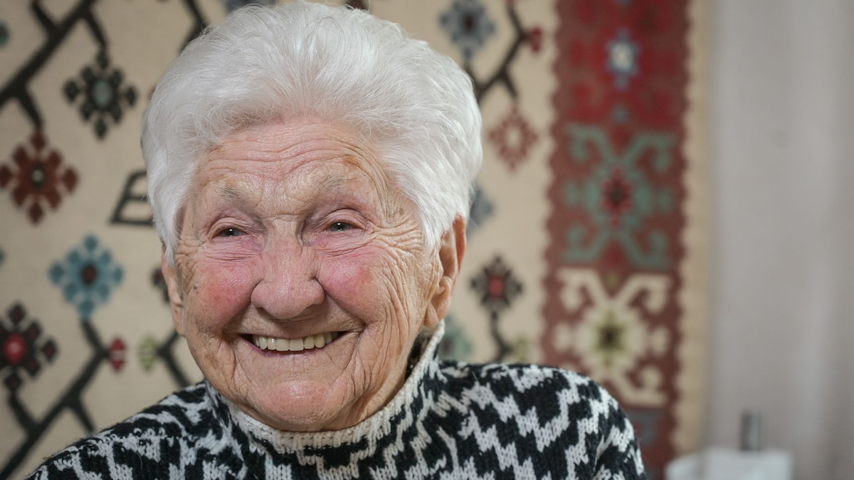 Mit Liegestützen am Balkongeländer hält sich Quaas fit.  - Foto: Heiko Rebsch/dpa