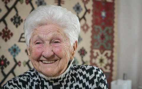 Mit Liegestützen am Balkongeländer hält sich Quaas fit.  - Foto: Heiko Rebsch/dpa